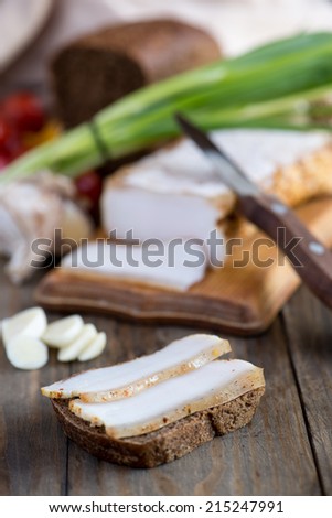 A sandwich with bacon and garlic