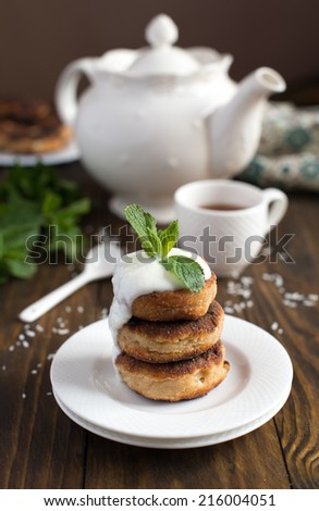 Cottage cheese pancakes with coconut and yoghurt