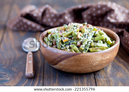 Warm salad with green beans and bacon