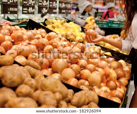 Sale of fresh vegetables in the grocery store
