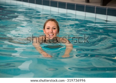 woman swimming forward crawl in a public swimming pool