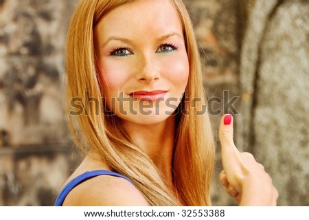 Pretty woman - thumb up