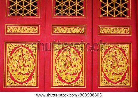 Chinese motifs, wood carvings, which are the raw material.