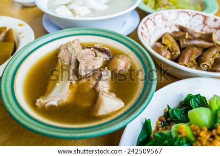 Singapore stew of pork and herbal soup, spicy peppery soup (bak kut teh)