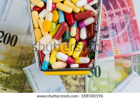 tablets, shopping cart, swiss franc, symbol photo for drugs, health insurance, health care costs