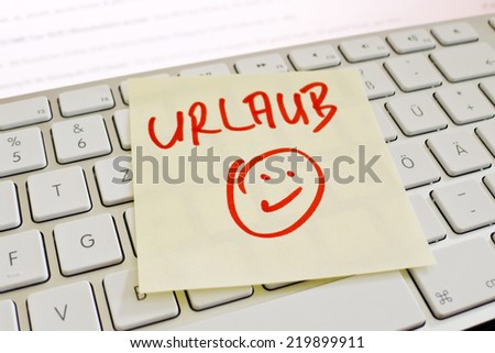 a sticky note is on the keyboard of a computer reminder: holiday