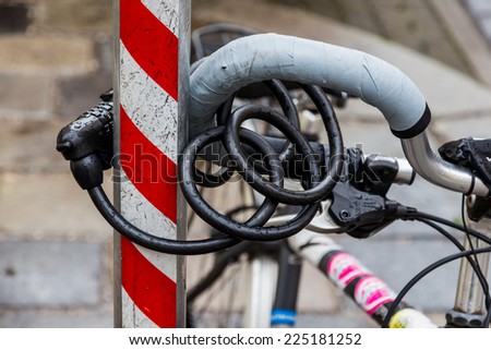 a bicycle was taken firmly to prevent the theft of a rod. bike lock anti-theft lock
