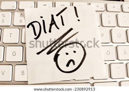 a memo is on the keyboard of a computer reminder: diet