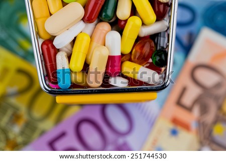 tablets, shopping cart, euro notes, symbolic photo for pharmaceuticals, health insurance, health care costs