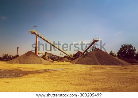 storing gravel conveyor belt on a pile