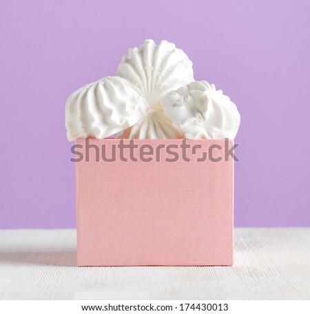 White marshmallow dessert in pink box.