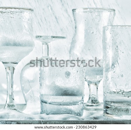 Glassware washing under water jets.
