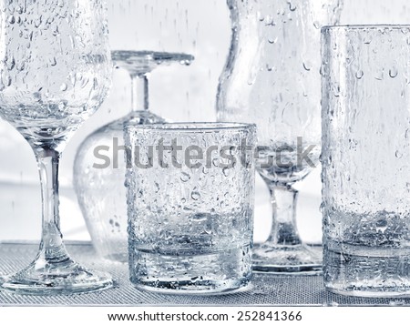 Glassware washing under water jets.