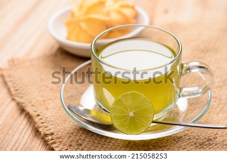 lemon green tea with cookie on wood background