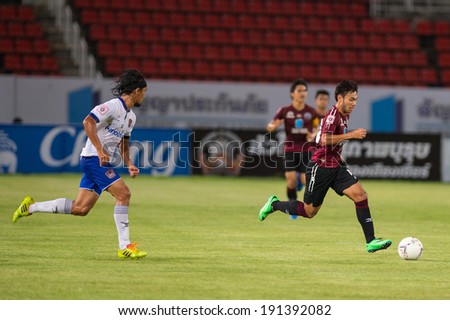 PATHUMTHANI THAILAND-MAY05:Unidentified player(Crimson)of Police Utd.runs for the ball during Thai Premier League match between Police Utd. & Songkhla Utd.at Thammasat Stadium on May 05,2014,Thailand