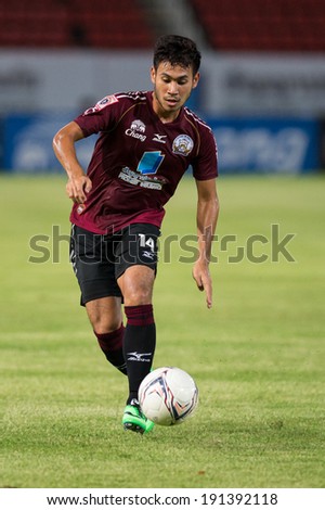 PATHUMTHANI THAILAND-MAY05:Pakorn Prempak of Police Utd.for the ball during a Thai Premier League match between Police Utd. & Songkhla Utd.at Thammasat Stadium on May 05,2014,Thailand