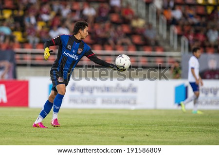 PATHUMTHANI THAILAND-MAY 05:Goalkeeper Dol-loh Ma-i of Songkhla Utd.in action during a Thai Premier League match between Police Utd.and Songkhla Utd.at Thammasat Stadium on May 05,2014,Thailand