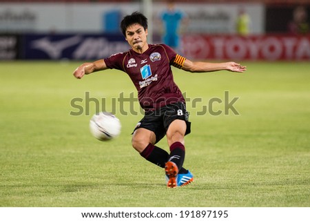 PATHUMTHANI THAILAND-MAY 05:Tanapat Na Tarue(Crimson) of Police Utd.hit the ball during the Thai Premier League match between Police Utd.and Songkhla Utd.at Thammasat Stadium on May 05,2014,Thailand