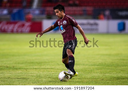 PATHUMTHANI THAILAND-MAY 05:Tana Chanabut(Crimson) of Police Utd.the ball during the  Thai Premier League match between Police Utd.and Songkhla Utd.at Thammasat Stadium on May 05,2014,Thailand