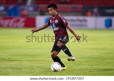 PATHUMTHANI THAILAND-MAY 05:Tana Chanabut(Crimson) of Police Utd.contols the ball during the Thai Premier League match between Police Utd.and Songkhla Utd.at Thammasat Stadium on May 05,2014,Thailand