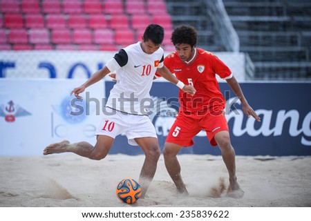 PHUKET THAILAND-NOV19:BUI Tran Tuan Anh(W)of Vietnam in action during the Beach Soccer match between Oman and Vietnam the 2014 Asian Beach Games at Saphan Hin on November19,2014 in Thailand