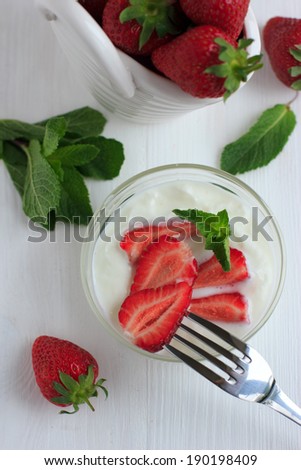 Fresh strawberries with low-fat cream cheese