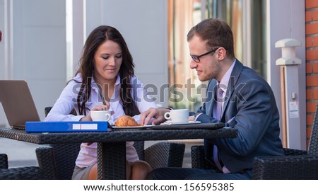 Businessman and businesswomen having a meeting in cafe.