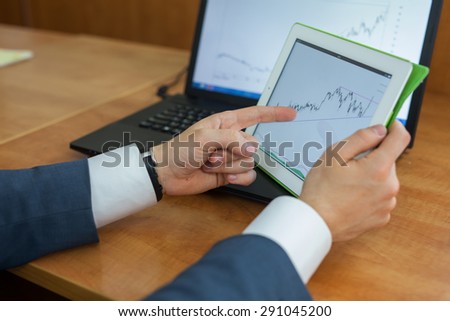 The close-up of diagram on the tablet in manÃ?Â¢??s hands