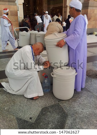 MADINAH, SAUDI ARABIA - MAC 24 : View of people collecting zam-zam water at  Masjid Nabawi (Mosque) compound in Medina March 24, 2012 in  Kingdom of Saudi Arabia.