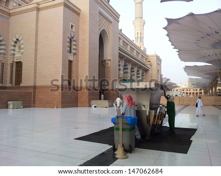 MADINAH, SAUDI ARABIA - MAC 24 : View of people drinking zam-zam water at  Masjid Nabawi (Mosque) compound in Medina March 24, 2012 in  Kingdom of Saudi Arabia.