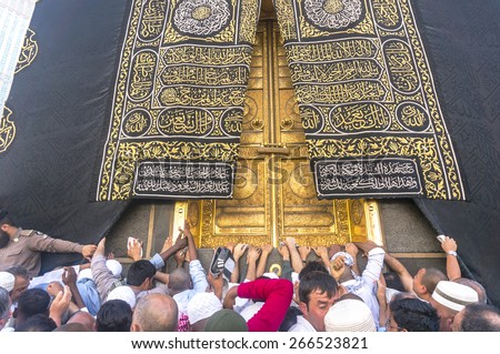 MAKKAH - MAR 14 : A close up view of kaaba door and the kiswah (cloth that covers the kaaba) at Masjidil Haram on March 14, 2015 in Makkah, Saudi Arabia. The door is made of pure gold.