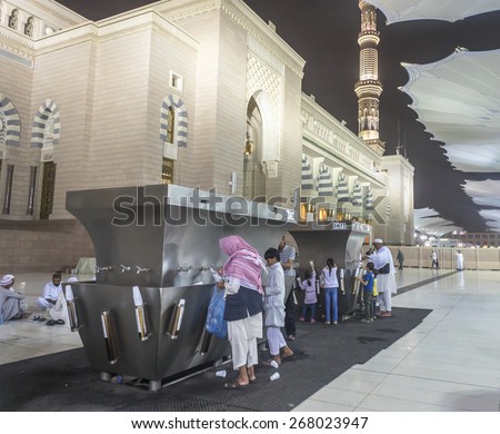 AL MADINAH, KINGDOM OF SAUDI ARABIA - MAR 07: Muslim men drinking  zam water at compound of Nabawi Mosque on March 07, 2015 in Al Madinah, S. Arabia. Nabawi mosque is the 2nd holiest mosque in Islam.