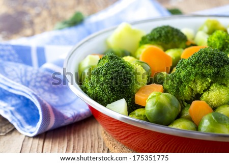 Brussels sprouts, broccoli and carrots in a pan