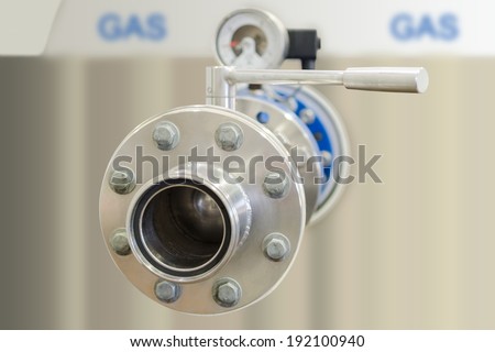 Gas tank with stainless steel flange pipe and closed valve