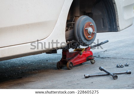Car remove tire and jack in service