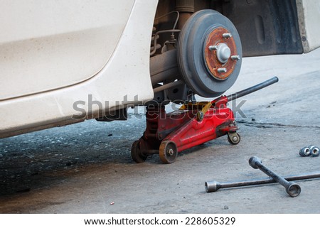 Car remove tire and jack in service