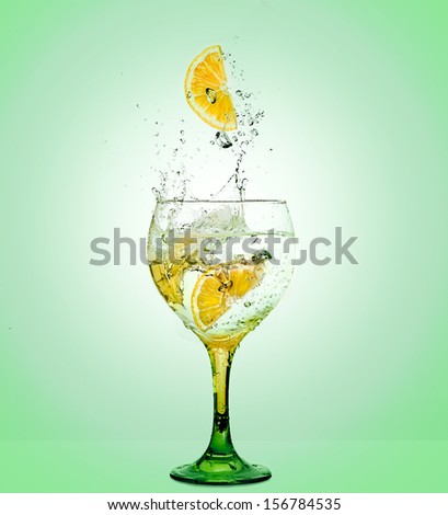 Glass of gin and tonic with lemon