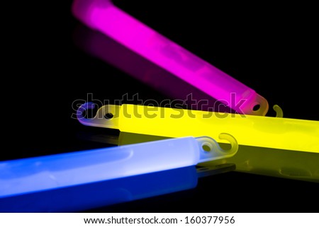 Glow sticks with selective focus
