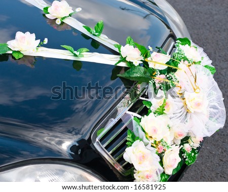 Wedding flowers on the tip of limousine
