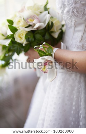 Orchid boutonniere for the bride\'s hand