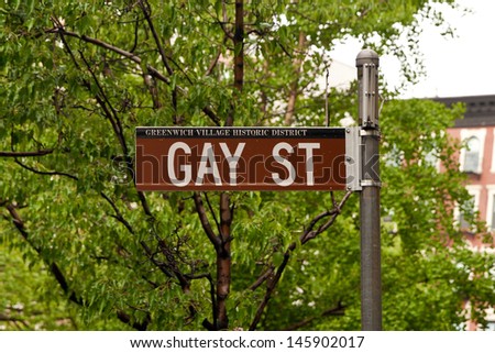 Gay Street sign in Greenwich Village Historic District, New York, USA.
Cartel de señalizacion de la calle GAY en el vecindario de Greenwich Village en Nueva York.