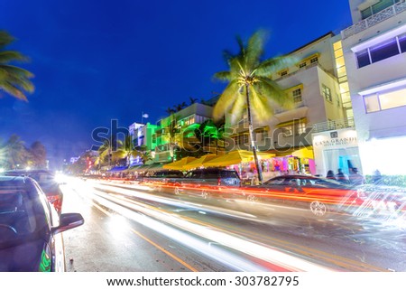 MIAMI, FL, USA, JUNE 12th, 2015. Ocean Drive scene at night lights, cars and people having fun, Miami beach. La noche de Ocean Drive en Miami Beach, Florida, Estados Unidos.