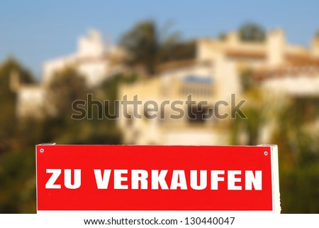 panel ZU VERKAUFEN of a luxurious historic home on the edge of the sea