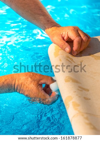Clean the water line of a pool