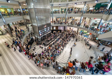 Minneapolis, Mn - July 28: Mall Of America Stage Circle, On July 18, 2013, In Minneapolis Minnesota. People Gather On Several Levels And Stand In Lines For The Authors Of The Book &Quot;Mortal Instrument&Quot;
