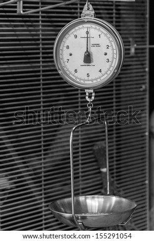 A black and white picture of a scale to weigh produce