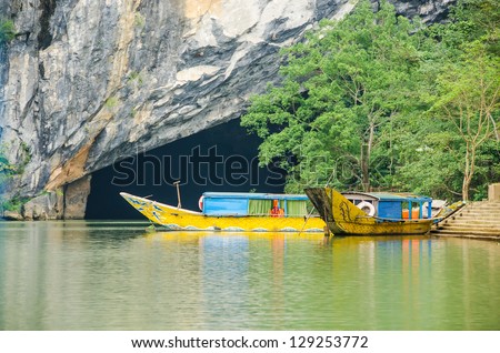 Tourist boats, the mouth of Phong Nha cave with underground river, Phong Nha-K? BÃ?Â ng National Park, Vietnam