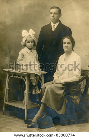 Vintage photo of parents with daughter (1930)