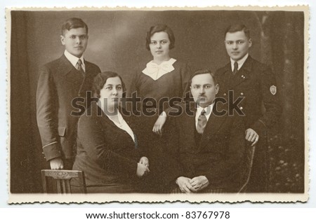 Vintage photo of parents with three children (thirties)