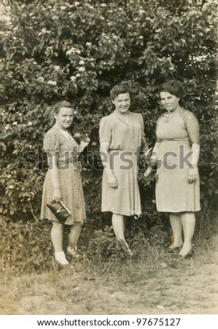 Vintage photo of three sisters (forties)
